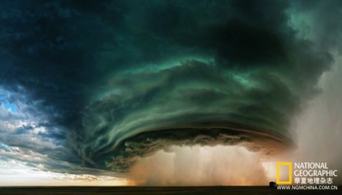 美国蒙大拿州 2010年，在格拉斯哥附近，一场大雨从雷暴云中央倾泻而下
